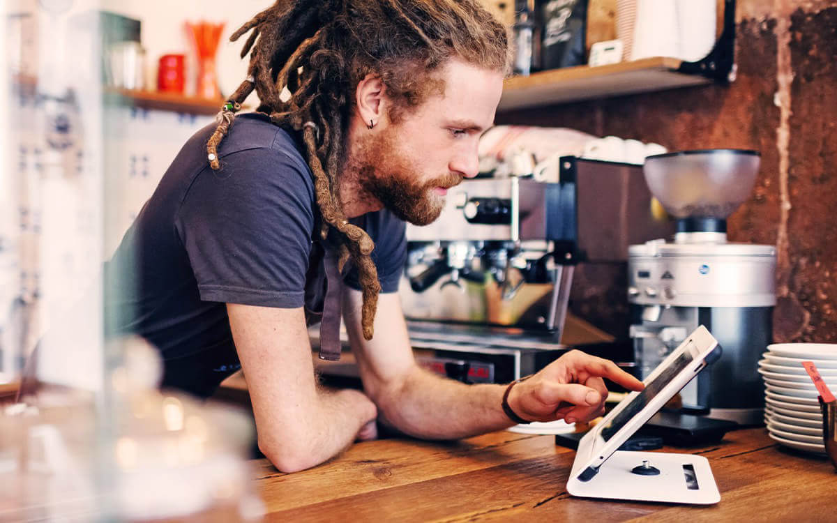 Ein Mann in einem Geschäft arbeitet an einem Tablet